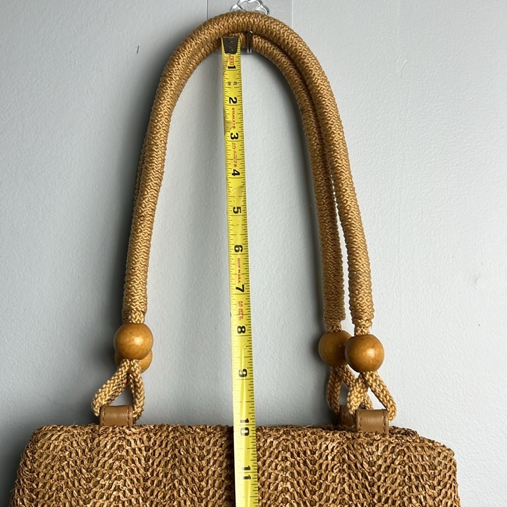 Vintage straw shoulder tote/ bag with floral embroidery and beads on handles - Picture 6 of 10